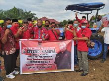 Bantuan alata pertanian bagi petani di Rohul