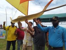 Ketua DPRD Provinsi Riau Indra Gunawan Eet saat membuka lomba Jong titis di desa Prapat Tunggal 