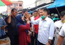 Indra Gunawan saat menemui sejumlah pedagang di pasar Duri