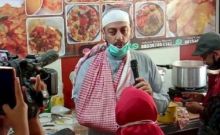 Syekh Ali Jaber memberikan keterangan uai insiden penusukan yang dialami. Foto: int  