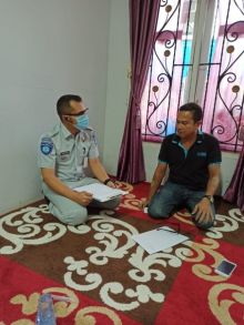 Petugas Jasa Raharja, Fardiman Suria Amijaya saat membantu pemberian santunan dari Jasa Raharja