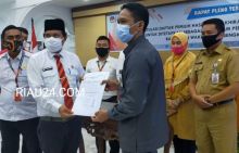 Ketua KPUD Bengkalis saat menyerahkan hasil rapat Rekapitulasi kepada ketua Bawaslu Bengkalis