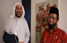 Syekh Ali Jaber menerima kunjungan Menko Polhukam Mahfud MD. Foto: int 