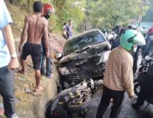 Begini kondisi kendaraan yang terlibat tabrakan maut, yang jadi tontonan warga. Foto: int 