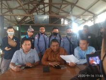 Kuasa hukum Puskopkar Riau, Dr. Nudirman Munir SH, MH, didampingi rekannya E. Sangur, SH, MH dari kantor Nudirman Munir & Associates Jakarta, dan Sekretaris Puskopkar Riau, Nusirwan menggelar konfrensi pers usai sidang di PN Pekanbaru, Rabu (16/9) (foto/ist)