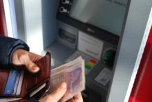 Pria India Ini Ditangkap Dengan 100 Kartu Debit, Pura-Pura Membantu Lansia Menarik Uang Dari ATM