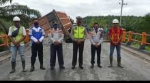 Jalan Lintas Timur KM 57 Ambruk, Arus Lalu Lintas Dialihkanp (foto/ardi)