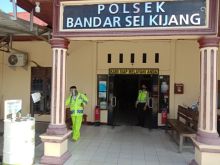 Kapolsek Bandar Sei Kijang Lakukan Penyemprotan Desinfectan di Kantor Polsek Bandar Sei Kijang