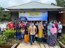 Engah Eet saat melakukan kunjungan ke desa Sungai Injab, Kel. Terkul