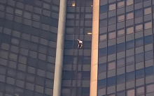 Seorang Pria Ditangkap Karena Mendaki Gedung Tertinggi di Paris  