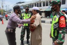 Satgas Covid-19 Bagikan Ribuan Masyarakat kepada Jamaah di Mesjid Al Huda Tembilahan (foto/rgo)