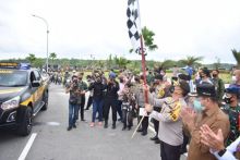 Kapolda Riau Irjen Pol Agung Setya Imam Efendi melepas ratusan Tim Satgas Pemburu Teking Covid-19 di Komplek Perkantoran Walikota Pekanbaru di Tenayan Raya, Minggu, 20 September 2020.