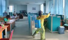 Petugas melakukan penyemprotan disinfectan