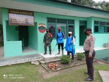 Polsek Bunut Bersama Perusahaan Swasta Lakukan Penyemprotan Desinfektan di Tempat Keramaian