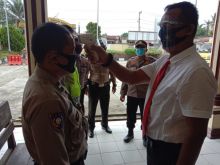 Terapkan Protokol Kesehatan, Personil Polsek Bandar Sei Kijang Cek Suhu Tubuh Sebelum Bertugas