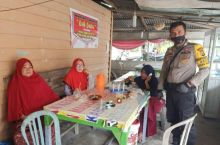 Cegah Covid-19, Polsubsektor Pelalawan Sosialisasikan AKB di Tempat Keramaian