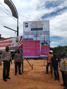 Sosialisasikan Sanksi Pelanggar Protokol Keesehatan, Polsek Kerumutan Pasang Puluhan Baleho Aturan Sanksi Pidana