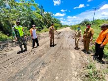 Camat Siak kecil saat melihat langsung kondisi Jalan penghubung tiga desa
