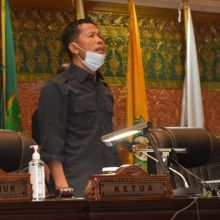 H. Indra Gunawan Eet saat memimpin Rapat paripurna terakhir di Dewan Prov. Riau