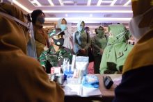 Tampak saling lempar senyum Danrem 031/WB Brigjen TNI M Syech Ismet bersama Istri sesaat sebelum melakukan donor darah, Selasa, (22/09/2020). Foto. Amri