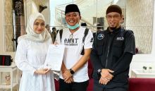 Natalie dan Sule usai mengucapkan dua kalimat syahadat. Foto: int