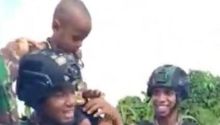 Bocah Papua digendong TNI supaya tidak menangis lagi. Foto: int