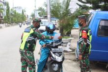 Bagikan Masker, Satgas Covid-19 Turut Sosialisasikan Perbub yang Harus Ditaati Masyarakat (foto/rgo)