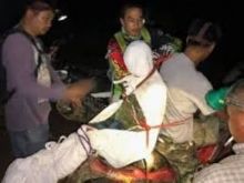 Paramedis Thailand Ini Nekat Mengikat Mayat di Punggungnya Untuk Dimakamkan