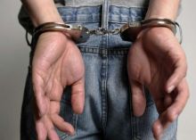 Dalam Kondisi Diborgol, Remaja Cantik Ini Dicabuli Didalam Toilet Oleh Seorang Tentara