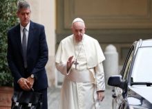 Bukan Tenaga Medis, Tapi Orang Inilah yang Harus Mendapatkan Vaksin Covid-19 Terlebih Dulu Menurut Paus Fransiskus