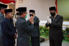 Gubernur Syamsuar Lantik Kadis ESDM Riau, Sebagai Pjs Bupati Siak, Menggantikan Sementara Alfedri yang Cuti Pilkada Serentak (foto/lin)