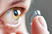 Waspadai Tidur Tanpa Membuka Lensa Kontak, Bahaya Ini yang Mengancam Kesehatan Anda..