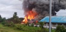 Asap hitam membumbung tinggi dari Kantor Bupati Keroom.  Foto: int