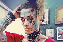 Menyebut Dirinya Sebagai Wanita Iblis, Penggemar Tato Ini Rela Membelah Lidahnya Jadi Bercabang!