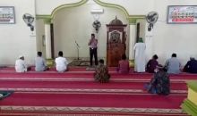Polsek Pangkalan Kuras Jemaah Sholat Jum'at Tetap Patuhi Protokol Kesehatan