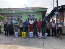 Putus Mata Rantai Penyebaran Covid-19, Warga Kampung Baru Lakukan Penyemprotan Disinfektan
