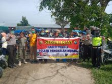 Polsek Pangkalan Kuras Sosialisasi Saber Pungli Kepada Petugas Parkir Pasar Baru Kelurahan Sorek Satu