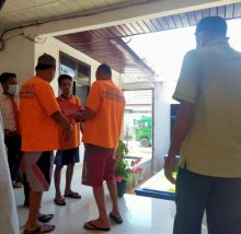 Pelimpahan tiga tersangka 15 paket besar sabu ke kejaksaan negeri bks