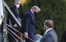 Donald Trump saat meninggalkan rumah sakit tempat ia dirawat karena karena positif Covid-19. Foto: int
