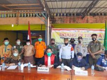 Polsek Ukui Dampingi Sidang di Tempat Bagi Pelanggar Protokol Kesehatan Covid 19 di Kecamatan Ukui