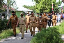 Rombongan Pj Bupati Bengkalis Syahrial Abdi saat akan menyalurkan BLT