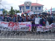 Kawan berduri yang dipasang polisi, untuk antisipasi hal yang tidak diinginkan