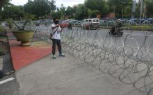 Hadapi Demo UU Omnibus Law Ciptaker di DPRD Riau, Polisi Pasang Kawat Berduri