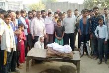  Anaknya Meninggal Setelah Diperkosa Secara Brutal, Orang Tua Ini Letakkan Mayat Anaknya di Tengah Jalan Sebagai Aksi Protes