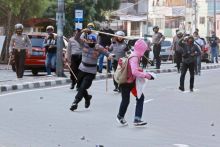 Polisi Bentrok Dengan Para Pengunjuk Rasa Dalam Demonstrasi Tolak UU Cipta Kerja di Jakarta