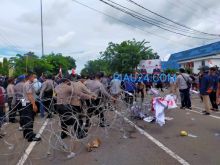 Aksi massa Gempur saat Unras di depan kantor DPRD Bengkalis