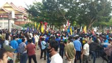 Massa dari Cipayung Plus melakukan aksi demo di depan kantor DPRD Riau