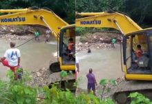 Viral Anak Kecil Operasikan Alat Berat, Bapak-bapak Cuma Jadi Penonton (foto/int)