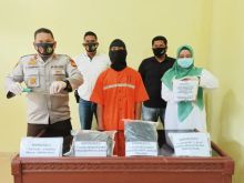 Tersangka saat menyerahkan diri ke polisi