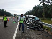 Terlihat mobil yang dikemudikan Tedi ringsek parah dibagian depan. Foto. PJR Satlantas 